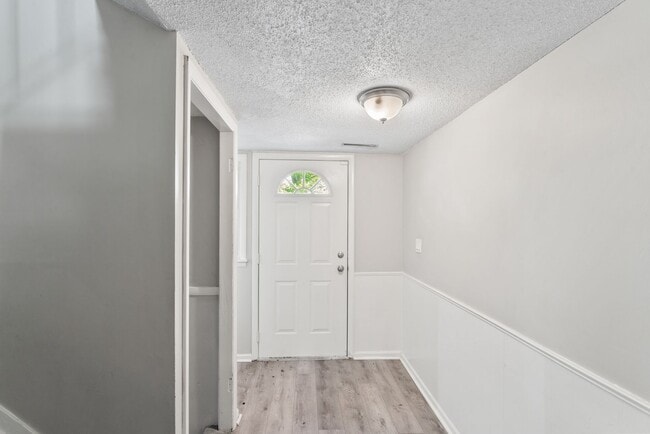 Building Photo - COMING SOON! 3 Bedroom 1 Bathroom in Grand...