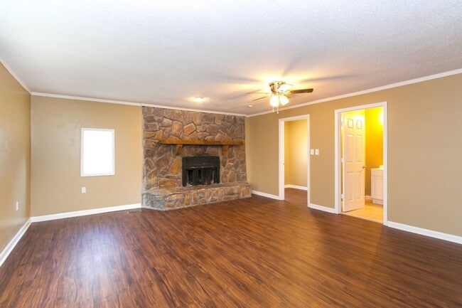 Building Photo - Charming Adamsville Home with Open Floor P...