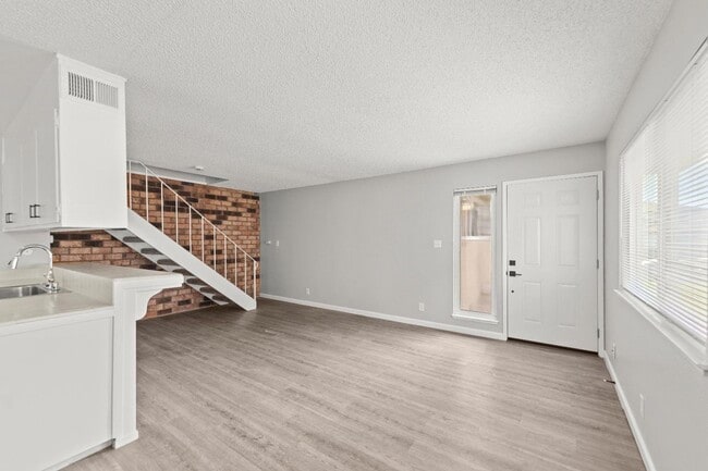 Building Photo - Remodeled 2 Bedroom Condo with Garage