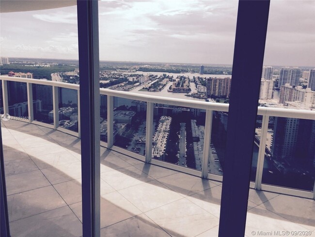 Building Photo - 17201 Collins Ave