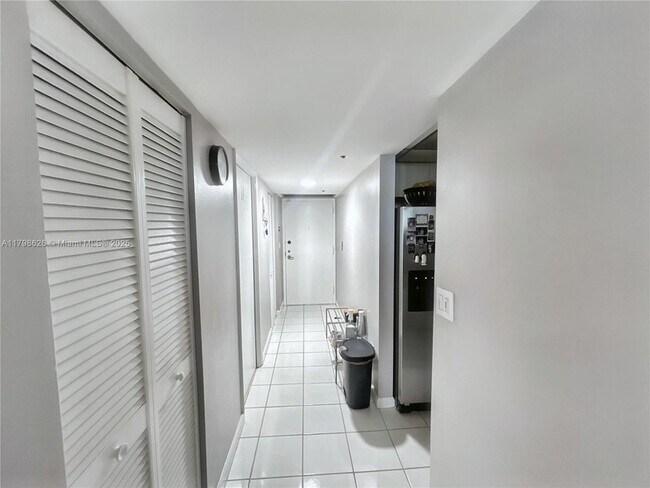 Building Photo - 1717 N Bayshore Dr