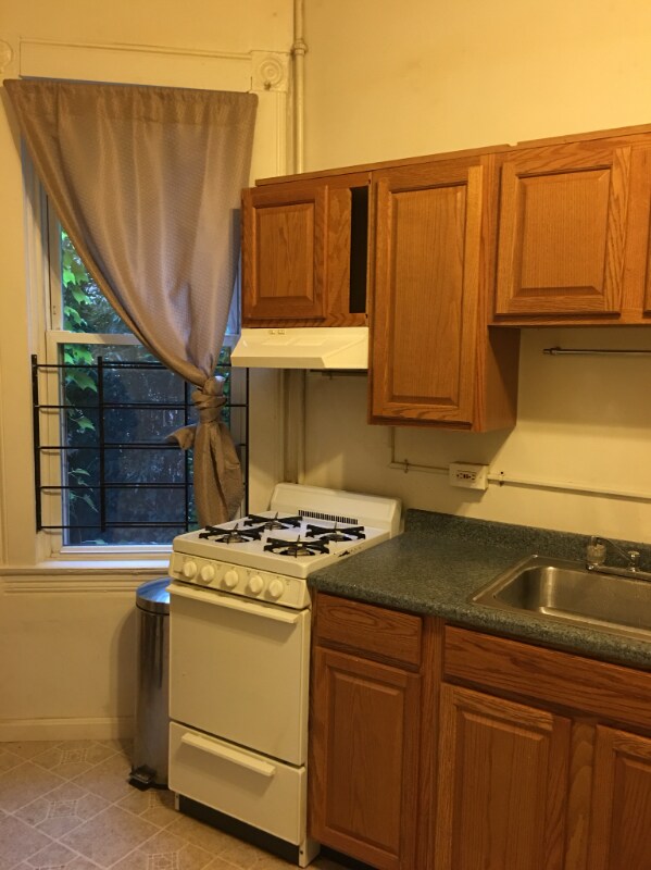 Building Photo - 843 Hollins St