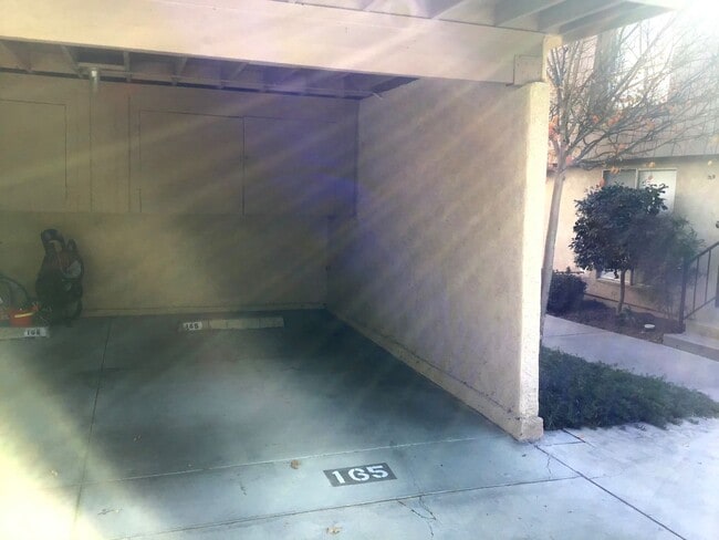 Building Photo - View Liberty Canyon 2+Den