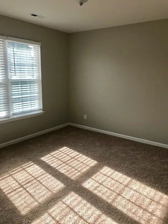 Building Photo - MUST SEE this Gorgeous 5 Beds 3 Bath home ...