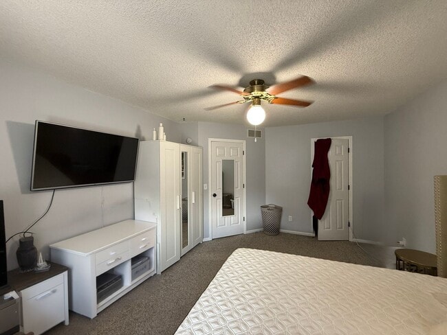 Building Photo - Updated 2 Bed, 2.5 Bath Apple Valley Townh...