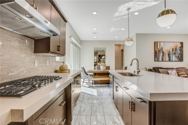 Building Photo - 783 Benchmark