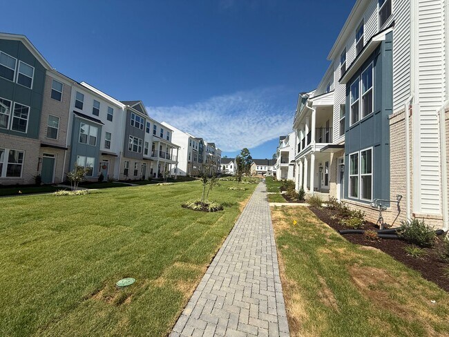 Building Photo - 15309 Sunray Aly