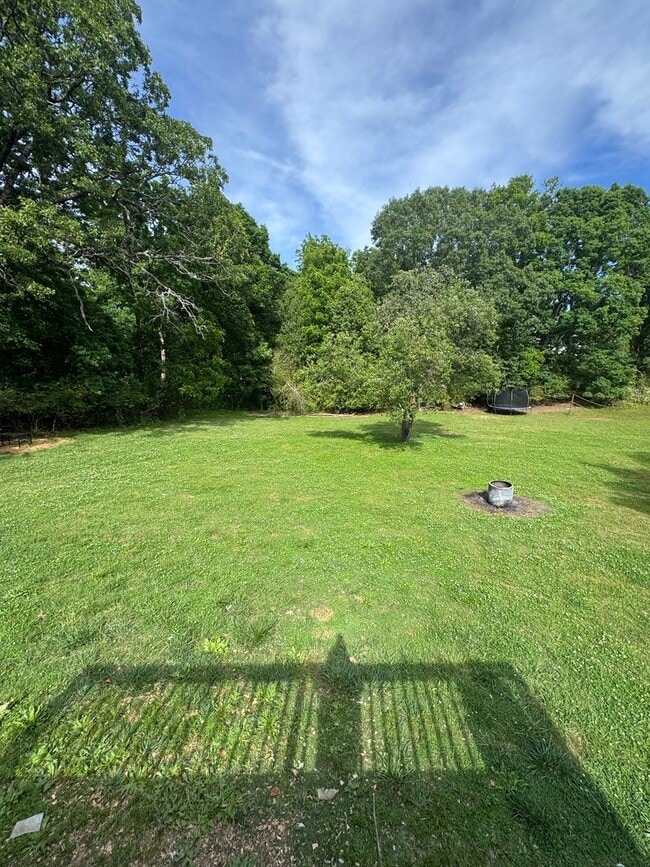 Building Photo - Country living on the outskirts of Nashville with 4 large beds, 2 baths, a bonus room and over an...