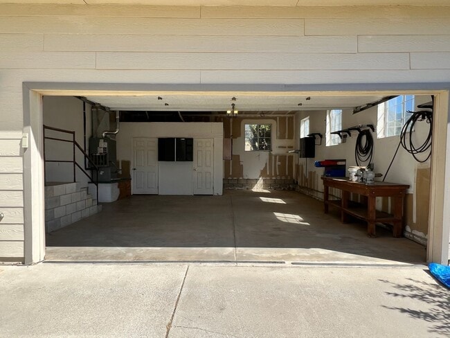 Building Photo - BEAUTIFUL Mountain Home