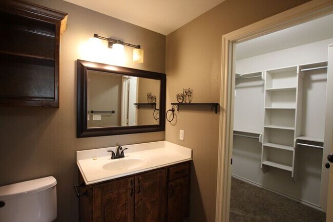 Building Photo - Tour Today! 3 Bedroom 2 Bath in Lindale ISD!