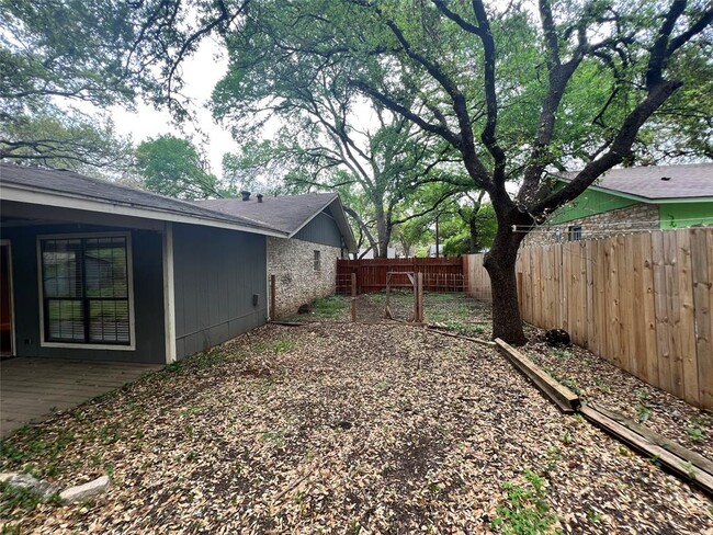 Building Photo - 2403 La Rochelle Dr