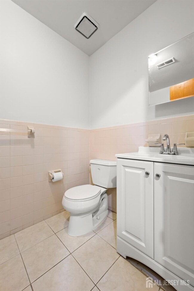 Building Photo - 823 Edison Glen Terrace