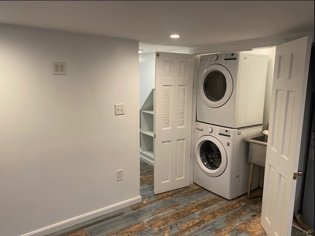 Building Photo - 1 Month Off! Available Now!  // 3bedroom 2.5 bathroom Condo// Trinidad//Private Parking Included