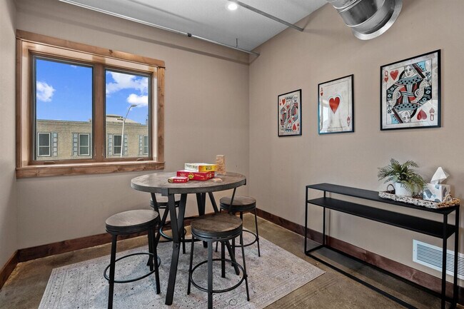 Building Photo - 301 E Walnut St