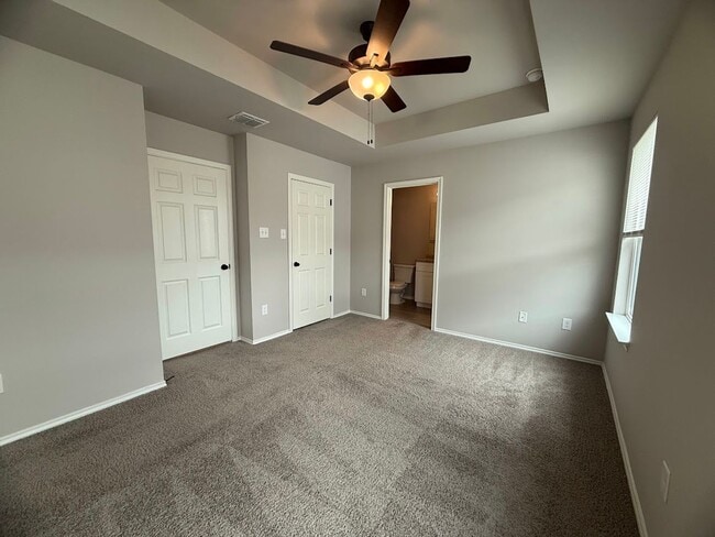 Building Photo - Quick access Ft. Sam, Randolph, and the airport