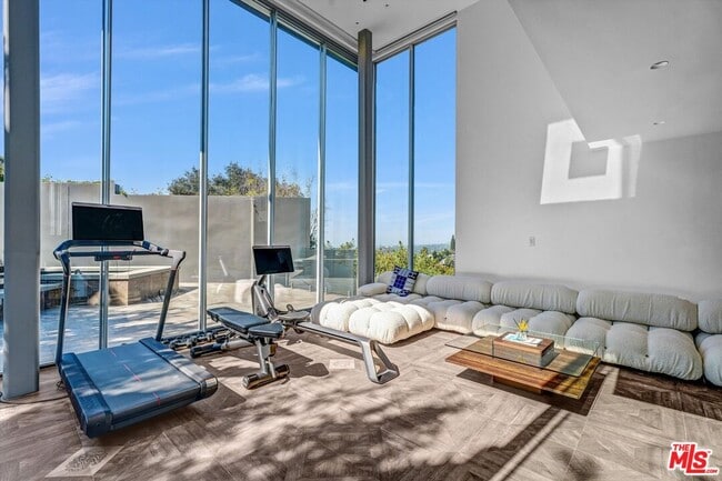 Building Photo - 9400 Readcrest Dr