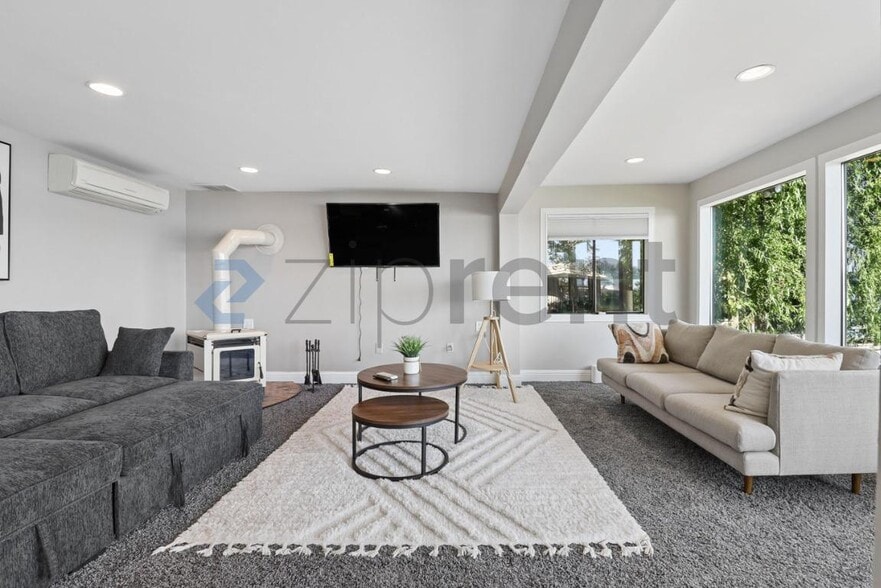 Building Photo - Unit 9750