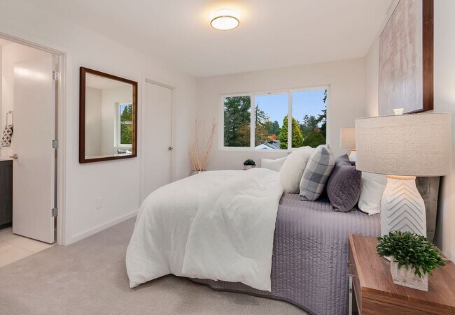 Building Photo - 4Bd/3.5Ba Shoreline Townhome