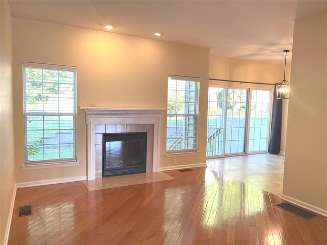 Building Photo - 890 Huntington Dr
