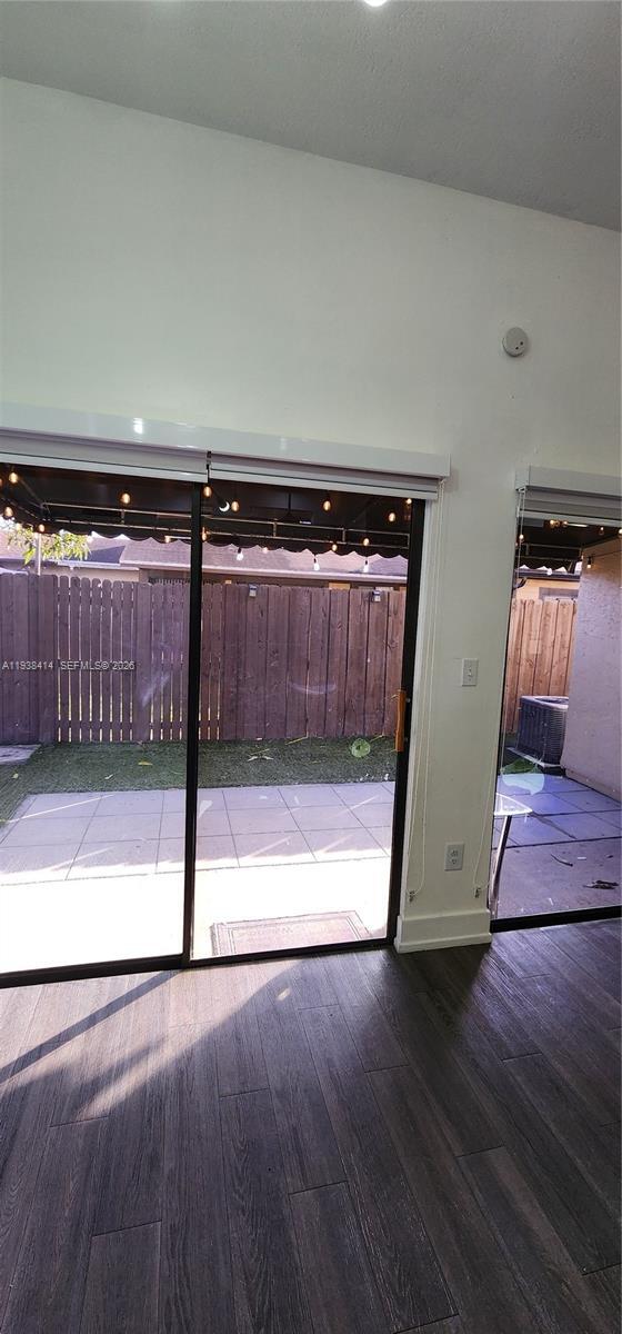 Building Photo - 9660 W Elm Ln