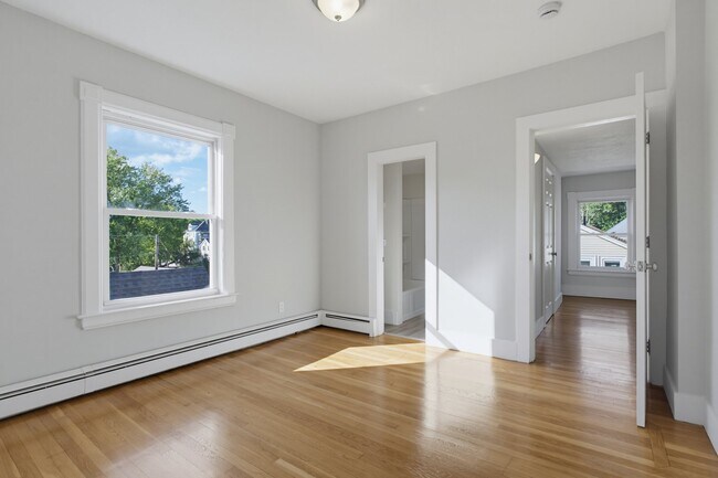 Building Photo - 56 1/2 Fruit St