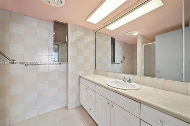 Building Photo - 5255 Collins Ave