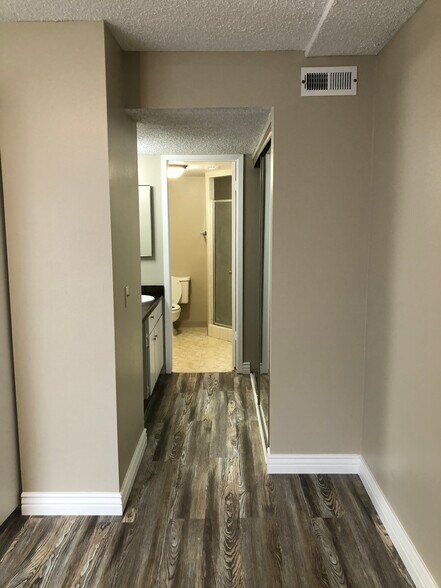 Building Photo - 1080 E Quail Park Dr