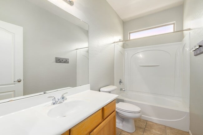 Building Photo - 3 Bedroom, 2 bath home in the heart of Gilbert!