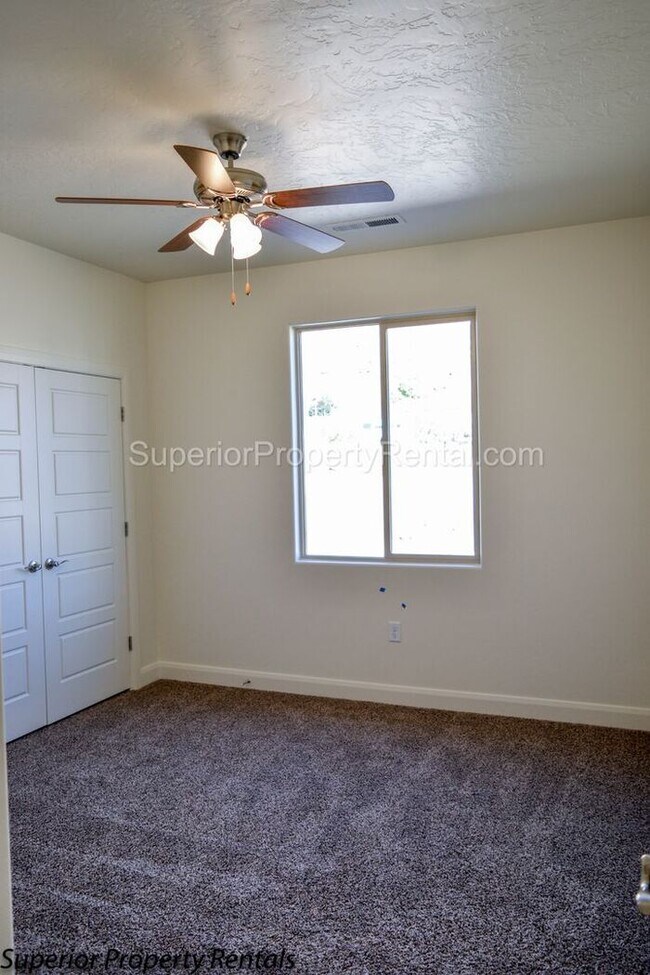 Building Photo - 4 bed, 2.5 bath home, 2 car garage with a large yard/ Pet friendly