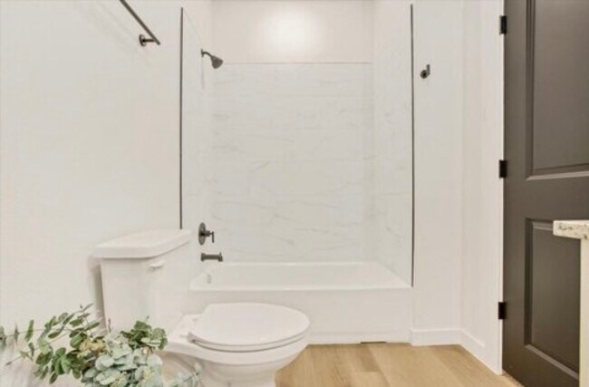 Building Photo - Modern home