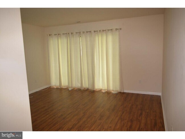 Building Photo - 23A E Daisy Ln