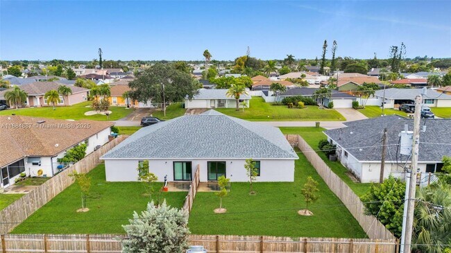 Building Photo - 326 SE 16th Pl