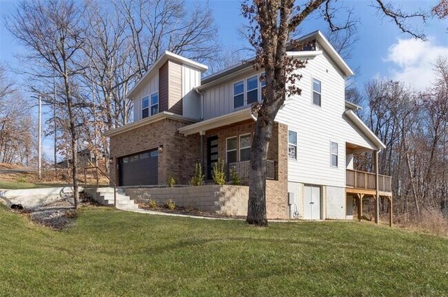 Building Photo - 3 Pickering Dr