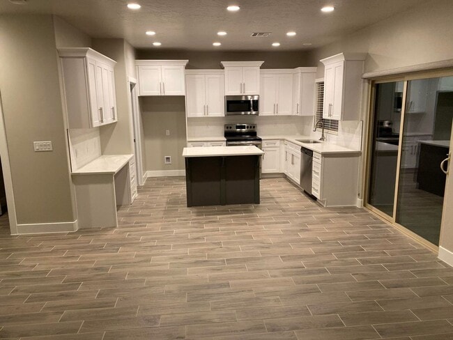 Building Photo - Wonderful 3 Bedroom Townhome. Water, sewer and garbage included.
