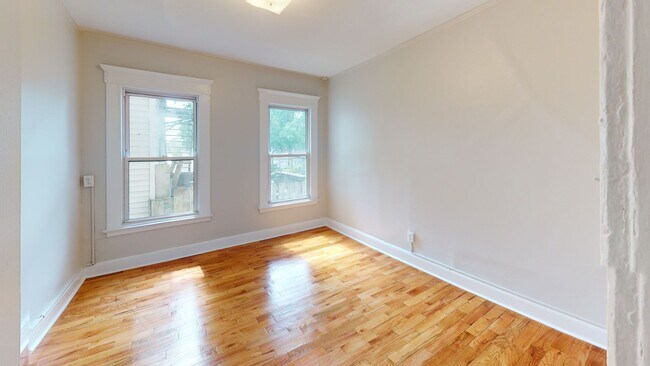 Building Photo - 10