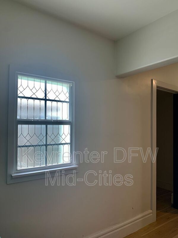 Building Photo - 1512 W Twelfth St