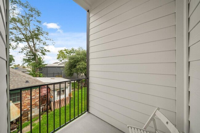 Building Photo - 823 Woodcrest Dr