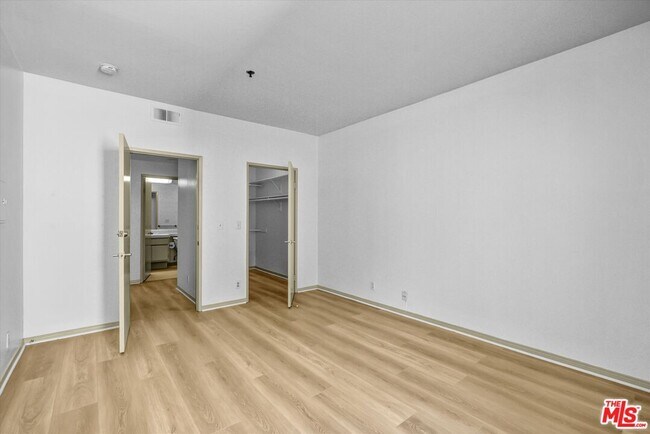 Building Photo - 2222 Beachwood Dr