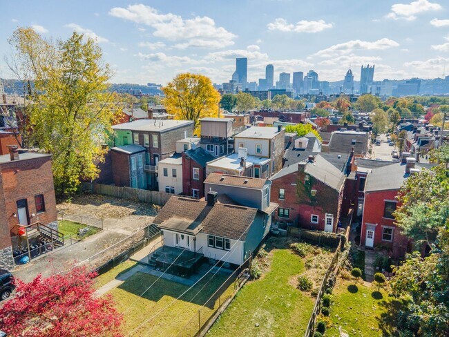 Building Photo - Stunning 2 bedroom home in North Side available Feb 1!