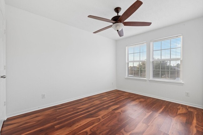 Building Photo - Comfort and Convenience in This Bay Colony Pointe Beauty