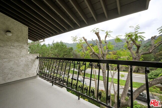 Building Photo - 1486 Palisades Dr