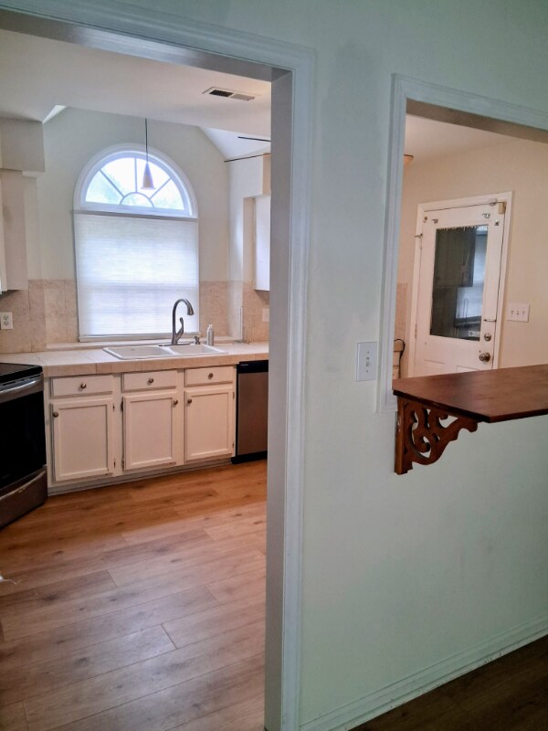 Building Photo - 3930 Saxonbury Way