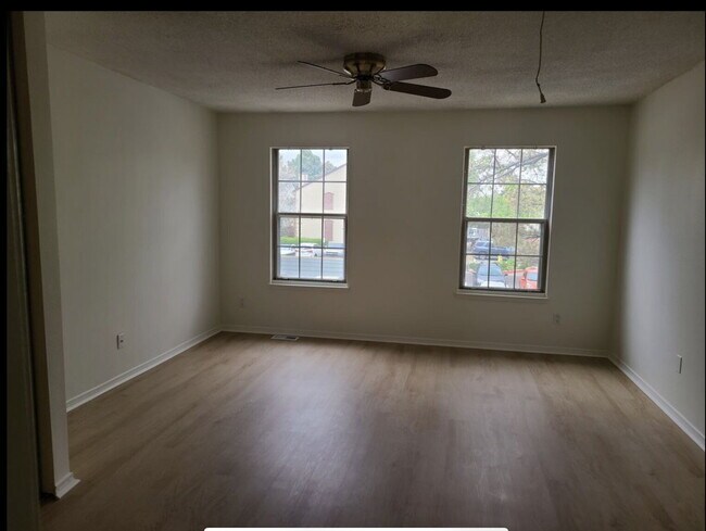 Building Photo - Wonderful 2 Bed, 1.5 Bath Townhouse with Fireplace + Community Pool