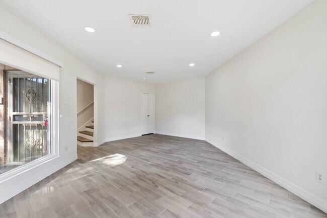 Building Photo - 1928 Augusta Dr