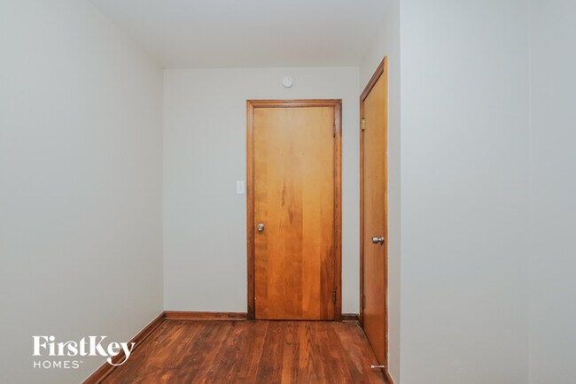 Building Photo - 311 N Boehning St