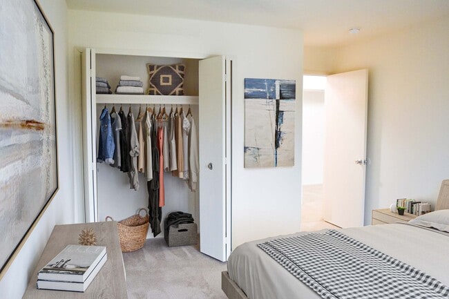 Reach-in Closets - Manchester West