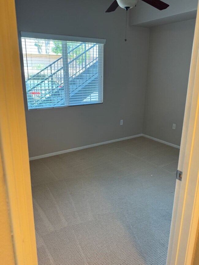 Building Photo - Spacious 2 bedroom 2 bath ground floor uni...