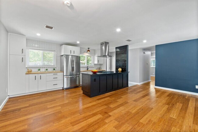 Building Photo - 1113 S Meadows Dr