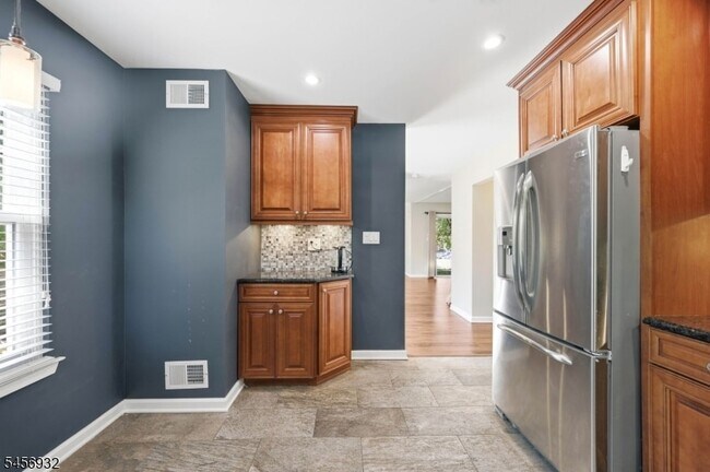 Building Photo - 81 Village Cir
