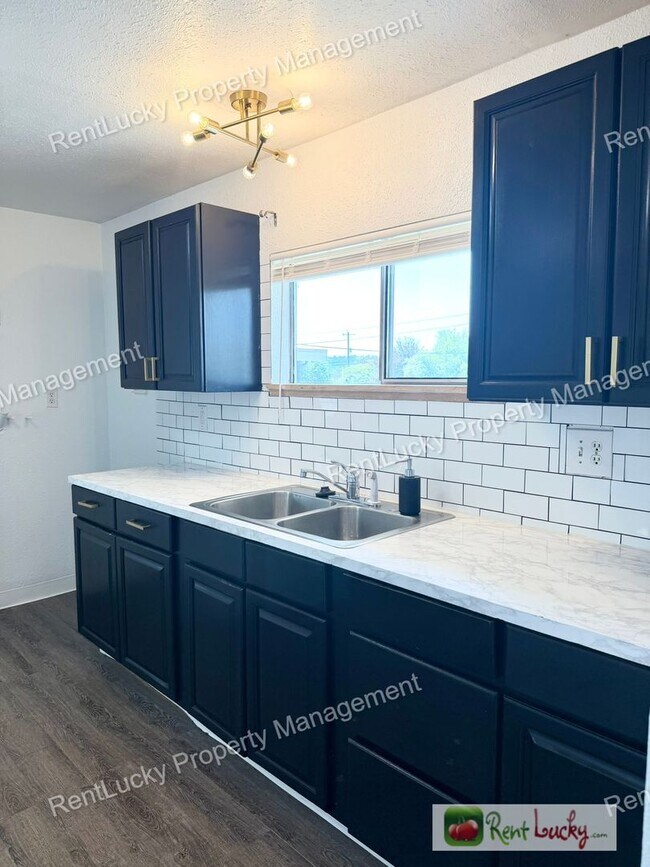 Building Photo - Amazing 3 Bedroom Home in Beacon Hill with Extra Parking and Great Layout!